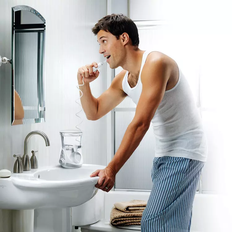 Effektive Interdentalreinigung mit der Waterpik® Munddusche.