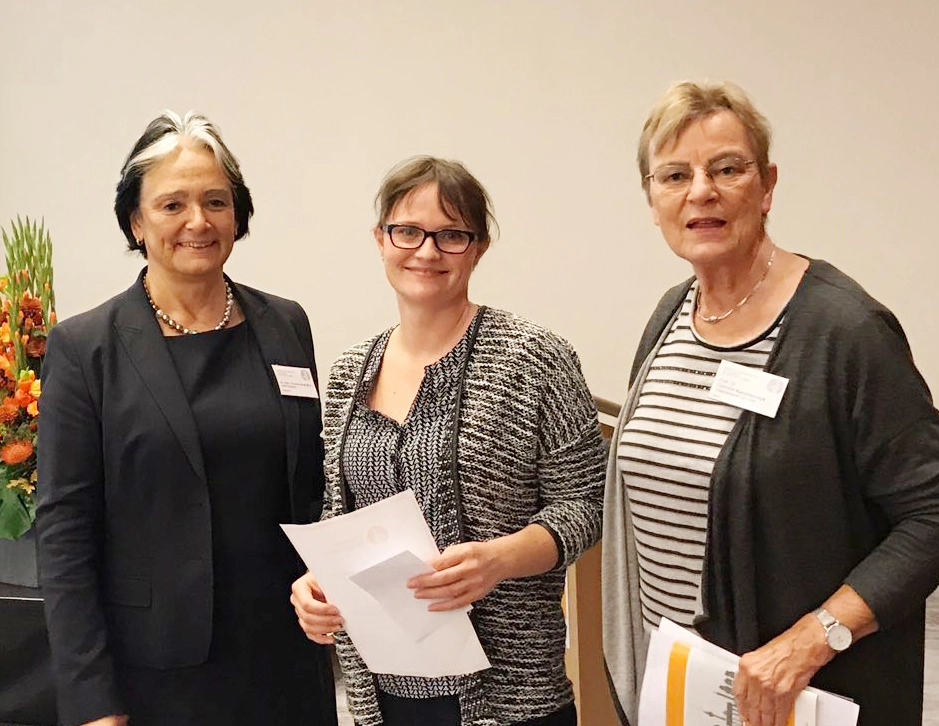 ZÄ Ulrike Uhlmann (Mitte), Dr. Christiane Groß, Präsidentin des DÄB (links) und Kongressleiterin Prof. Dr. Gabriele Kaczmarczyk (rechts) nach der Preisvergabe.