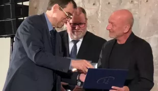 Dr. Bernd Reiss (r.) wurde vom DGZMK-Präsident Prof. Dr. Michael Walter (l.) für seine Verdienste als Mitbegründer der DGCZ sowie der AG Keramik und um die wissenschaftliche Begleitung der vollkeramischen Restauration geehrt.