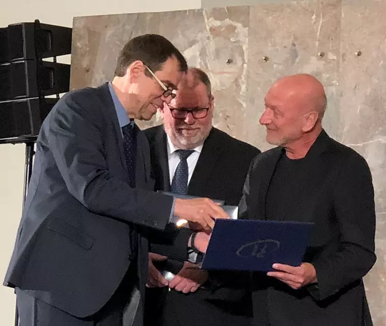 Dr. Bernd Reiss (r.) wurde vom DGZMK-Präsident Prof. Dr. Michael Walter (l.) für seine Verdienste als Mitbegründer der DGCZ sowie der AG Keramik und um die wissenschaftliche Begleitung der vollkeramischen Restauration geehrt.