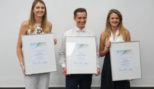 Über den Sieg beim Global Clinical Case Contest 2016-2017 freuen sich die drei Bestplatzierten: Paul Drehmann („Gold“), Anouk Vanloy (links, „Silber“) und Maria Rosaria Ferraro („Bronze“).