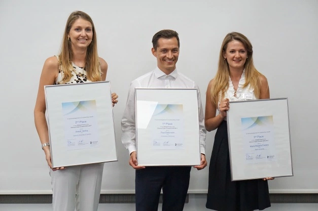 Über den Sieg beim Global Clinical Case Contest 2016-2017 freuen sich die drei Bestplatzierten: Paul Drehmann („Gold“), Anouk Vanloy (links, „Silber“) und Maria Rosaria Ferraro („Bronze“).