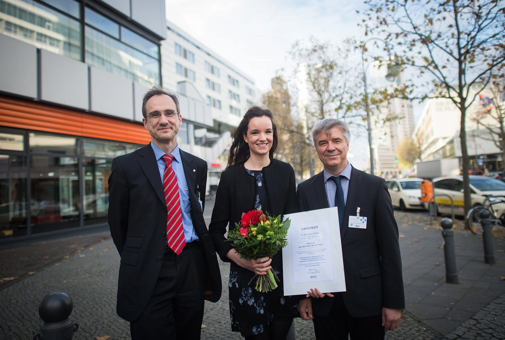 Preisträgerin  des DGZ-Preises „Aus der Praxis für die Praxis“ Dr. Anna-Louisa Holzner, Erlangen.  Prof. Dr. Christian Hannig (li.), Dresden, (Präsident-elect der DGZ),  Prof. Dr. Stefan Rupf, Homburg/Saar (Mitglied des Vorstandes der DGZ).