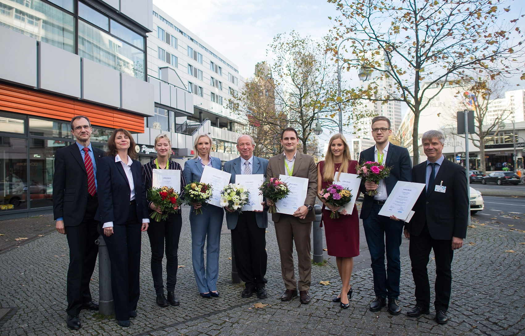 Oral-B-Preisvergabe (v.l.): Prof. Dr. Christian Hannig, Dresden (Präsident-elect der DGZ), Claudia Weiß, Schwalbach/Ts. (Oral-B) und die Preisträger Dr. Anna Kensche, Dresden , Dr. Thomas Gerhardt, Frankfurt/Main , Marin Bilandži?, Aachen , Alena Schmidt, Münster, Konstantin Scholz, Regensburg (stellvertretend für Dr. Matthias Widbiller), Prof. Dr. Stefan Rupf, Homburg/Saar (Mitglied des Vorstandes der DGZ).