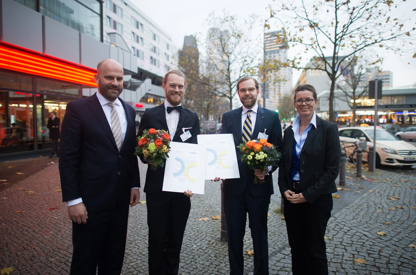 vl.: Dr. Joachim Elzer, Hamburg (Scientific Project Manager, CP GABA GmbH), die beiden Empfänger von Mitteln aus dem dgpzm CP GABA Wissenschaftsfonds, Dr. Michael Egermann, Witten, und Dr. Philipp Kanzow, Göttingen, Prof. Dr. Carolina Ganß, Gießen (Past-Präsidentin der DGPZM).