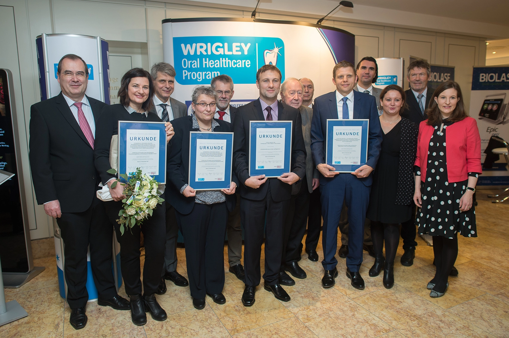 Verleihung des Wrigley Prophylaxe Preises (v.l.): Prof. Matthias Hannig, Homburg/Saar (Jury, Präsident der DGZ), Dr. Birgit Bartsch, Dormagen (Gewinnerin ÖGW), Prof. Thomas Attin, Zürich (Jury), Dr. Julia Winter, Marburg (Gewinnerin ÖGW), Prof. Werner Geurtsen, Hannover (Jury), Dr. Boris Jablonski, Lollar (Gewinner Sonderpreis), Prof. Klaus König, Nijmegen, NL (Jury), Dr. Michael Schäfer, Düsseldorf (Jury), Dr. Sven-Olav Pabel, Göttingen (Gewinner Wissenschaft), Prof. Hendrik Meyer-Lückel, Bern (Jury), Sabine Wegener, Unterhaching (Wrigley), Prof. Joachim Klimek, Gießen (Jury), Katharina Stocks, Unterhaching (Wrigley).