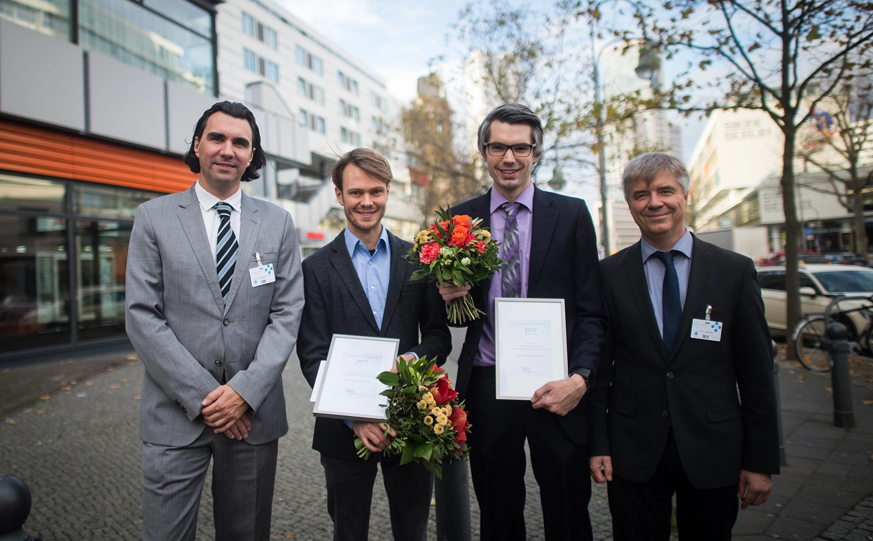 Preisträger des Dental Innovation Awards (v.l.): Prof. Dr. Hendrik Meyer-Lückel, Bern (Vorstand der Stiftung Innovative Zahnmedizin), Dr. Tim Hausdörfer (Göttingen), Dr. Richard Wierichs, (Aachen), Prof. Dr. Stefan Rupf, Homburg/Saar (Beirat der Stiftung Innovative Zahnmedizin)