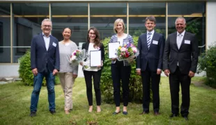 V.l.: Ulf Krueger-Janson, Vize-Präsident der DGR²Z; Prof. Dr. Michelle A. Ommerborn, Generalsekretärin der DGR²Z; die Geförderten Dr. Iris Frasheri und  Dr. Britta Hahn; Prof. Dr. Wolfgang Buchalla, Präsident der DGR²Z sowie Christian Kasperek, GC.
