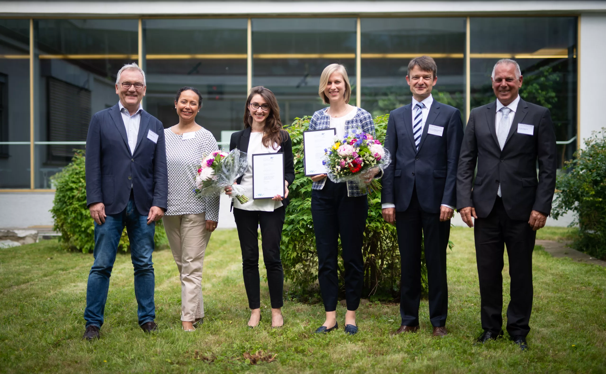 V.l.: Ulf Krueger-Janson, Vize-Präsident der DGR²Z; Prof. Dr. Michelle A. Ommerborn, Generalsekretärin der DGR²Z; die Geförderten Dr. Iris Frasheri und  Dr. Britta Hahn; Prof. Dr. Wolfgang Buchalla, Präsident der DGR²Z sowie Christian Kasperek, GC.