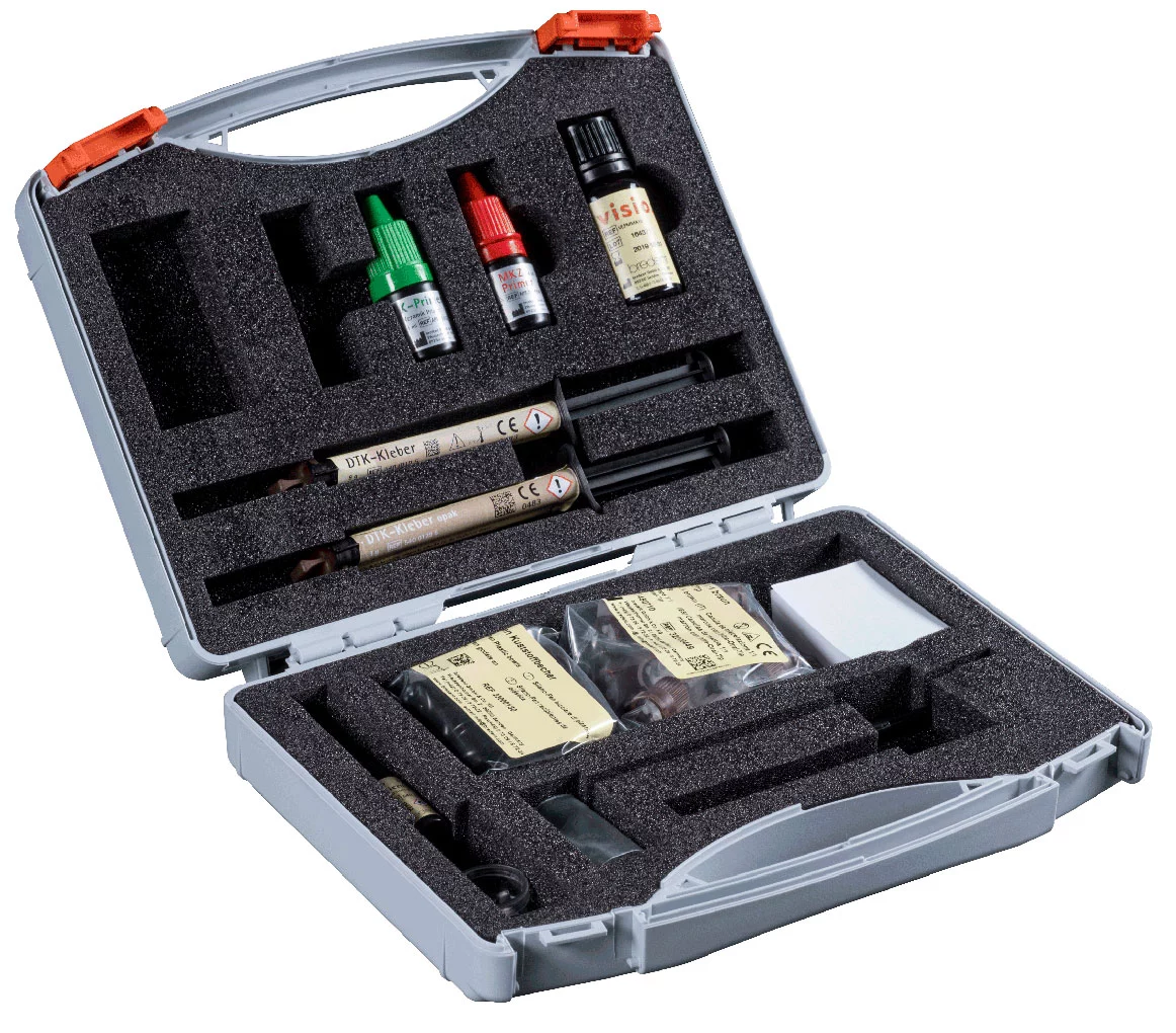 Full Range Bonding Kit – Ein kompaktes Set mit allen benötigten Produkten, um alle prothetischen Materialen miteinander zu verbinden.