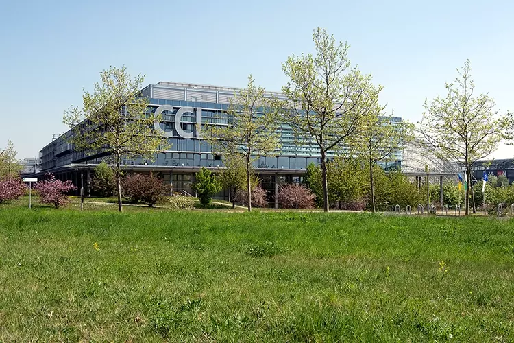 Congress Center Leipzig (CCL) in Parklandschaft.