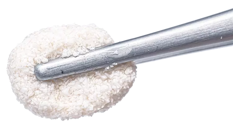 cerabone® plus ist das erste „Sticky Bone“-Knochenersatzmaterial direkt aus der Packung.