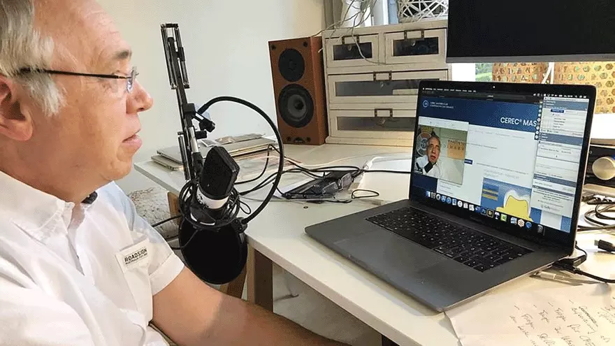 Dr. Andreas Kurbad bei der Moderation eines Webinars.