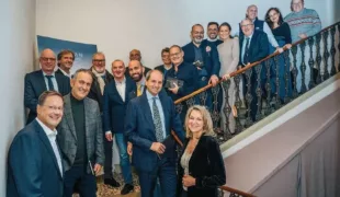Dr. Dirk Duddeck (vorne links) leitete das CleanImplant Gipfeltreffen 2021 in Como (Italien). 21 Botschafter und Mitglieder des Scientific Boards aus 16 Ländern waren dort zusammengekommen.