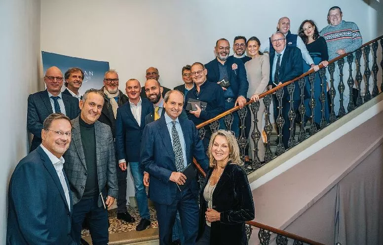Dr. Dirk Duddeck (vorne links) leitete das CleanImplant Gipfeltreffen 2021 in Como (Italien). 21 Botschafter und Mitglieder des Scientific Boards aus 16 Ländern waren dort zusammengekommen.