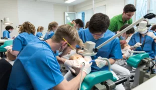 In den Beruf des Zahnarztes schnuppern. Die Möglichkeit bietet die Universität Witten/Herdecke.