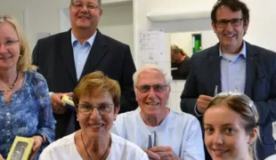 Freudige Gesichter beim Erhalt der Spende.