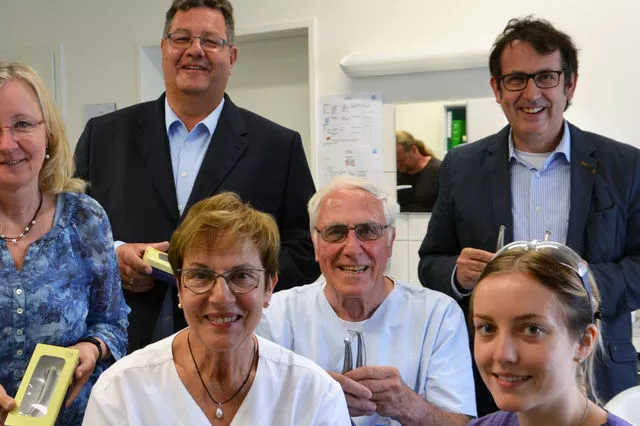 Freudige Gesichter beim Erhalt der Spende.
