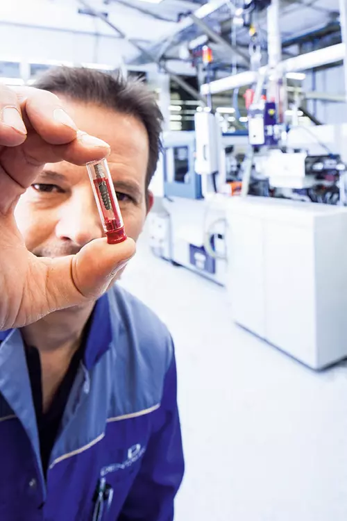 Hightech Produktion inhouse: Dentaurum Implants fertigt nahezu alle Produkte direkt am Standort Ispringen.