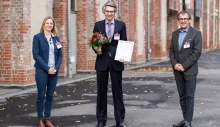 Vergabe der Mittel aus dem dgpzm-elmex® Wissenschaftsfonds
(von links) Dr. Anna Maria Schmidt (CP Gaba), Privat-Dozent Dr. Richard Wierichs (Uni Bern/CH, Förderempfänger), Prof. Dr. Stefan Zimmer (Präsident der DGPZM)