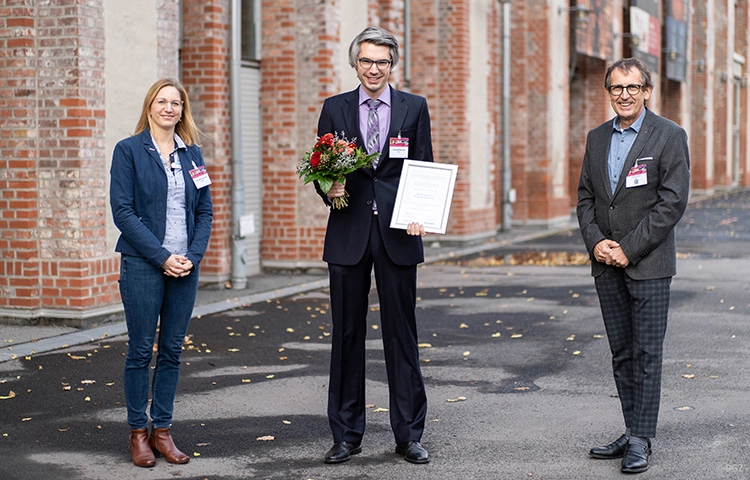 Vergabe der Mittel aus dem dgpzm-elmex® Wissenschaftsfonds
(von links) Dr. Anna Maria Schmidt (CP Gaba), Privat-Dozent Dr. Richard Wierichs (Uni Bern/CH, Förderempfänger), Prof. Dr. Stefan Zimmer (Präsident der DGPZM)