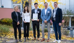 Empfänger vom Mitteln aus dem diesjährigen DGR²Z Forschungsförderprogramms. Von links: Kerstin Behle (GC), Dr. Sabina Würsching (Empfängerin), Po-Chun Tseng (Empfänger), Ashok Patel (Kulzer), Prof. Dr. Anne-Katrin Lührs (Präsidentin der DGR²Z).