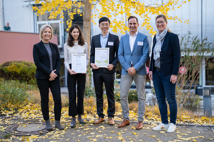 Empfänger vom Mitteln aus dem diesjährigen DGR²Z Forschungsförderprogramms. Von links: Kerstin Behle (GC), Dr. Sabina Würsching (Empfängerin), Po-Chun Tseng (Empfänger), Ashok Patel (Kulzer), Prof. Dr. Anne-Katrin Lührs (Präsidentin der DGR²Z).