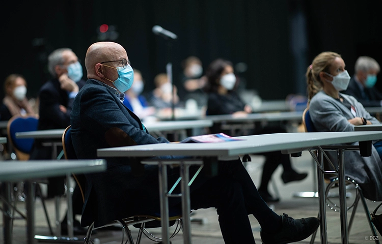 Prof. Dr. Niek Optam/Nijmegen, NL (vorne) und Prof. Dr.
Cornelia Frese/Heidelberg (rechs) folgen gemeinsam mit dem
gesamten Auditorium gespannt den Vorträgen im Hauptprogramm.