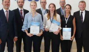 Die 3 Preisträgerinnen der VOCO Dental Challenge 2017: Platz 1: Franziska Beck, Universität München, (Mitte), Platz 2: Sina Luisa Broscheit, Universität Halle-Wittenberg (links) und Platz 3: Viktoria Varga, Universität Jena, (rechts)