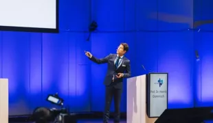 Prof. Dr. Henrik Dommisch, der neue Präsident der DG PARO, bei seinem Vortrag an der Jahrestagung.
