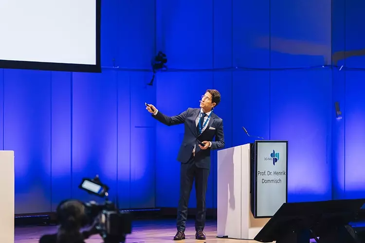 Prof. Dr. Henrik Dommisch, der neue Präsident der DG PARO, bei seinem Vortrag an der Jahrestagung.
