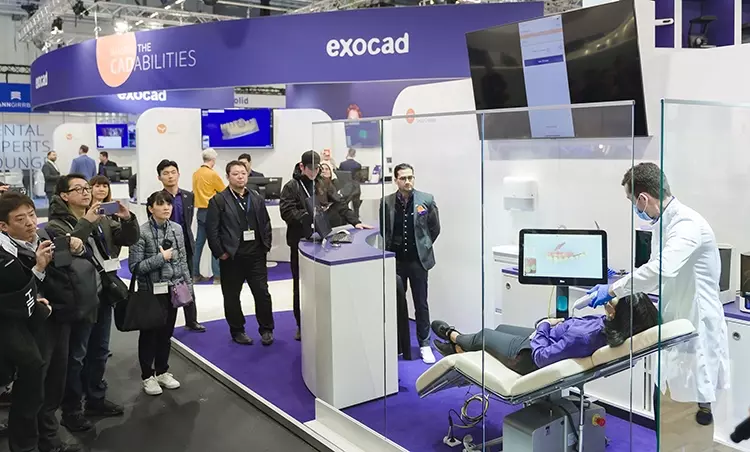 Die Smile Creator Experience von exocad stand im Mittelpunkt: In einer Live-Vorführung wurde die Verwendung des Smile Creator Schritt für Schritt gezeigt.