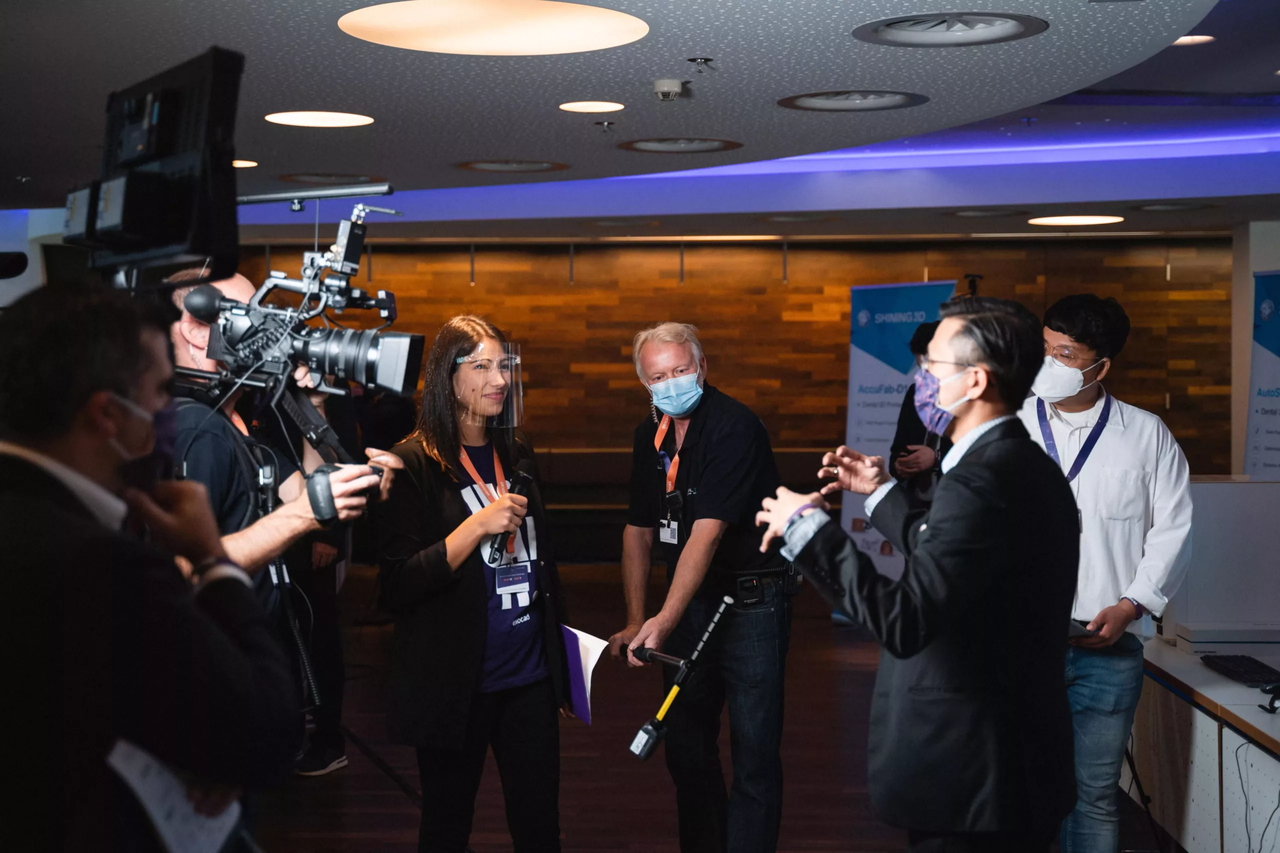 Gemeinsam mit einem Kameramann machte sich Serena Santoro, Sales Manager EMEA bei exocad, auf Entdeckungstour durch die Ausstellung mit über 40 Partnerunternehmen. Sie und die teilnehmenden Partnerunternehmen informierten die Online-Teilnehmer über die aktuellen Produktneuheiten.