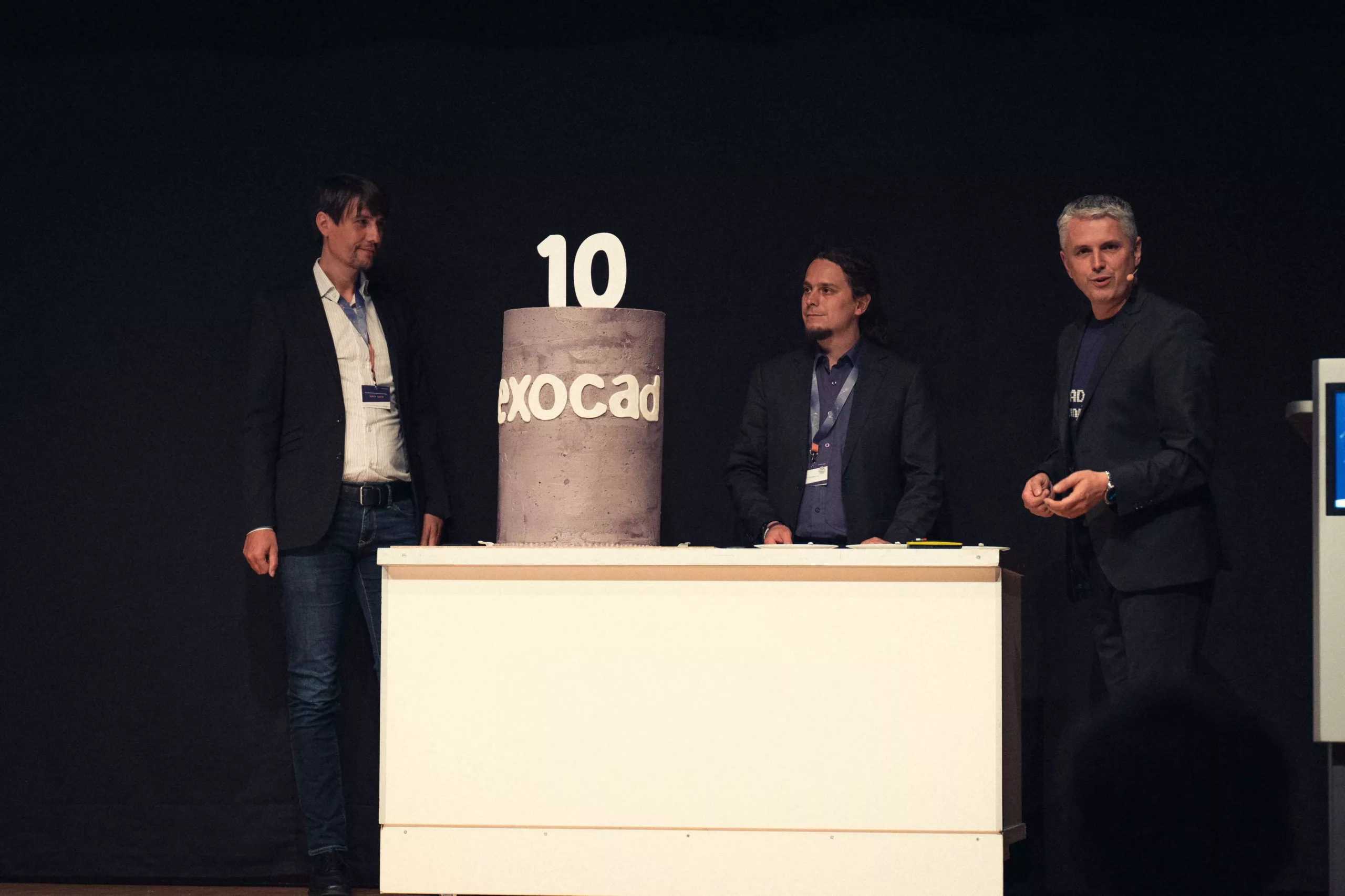 „A decade of digital innovation” lautete das diesjährige Motto von exocad Insights 2020. Den zehnjährigen exocad-Geburtstag zelebrierten die exocad-Gründer Maik Gerth und Tillmann Steinbrecher sowie Novica Savic, CCO exocad und Moderator von Insights 2020 (vl), auf der Bühne mit dem Anschnitt einer großen Geburtstagstorte.