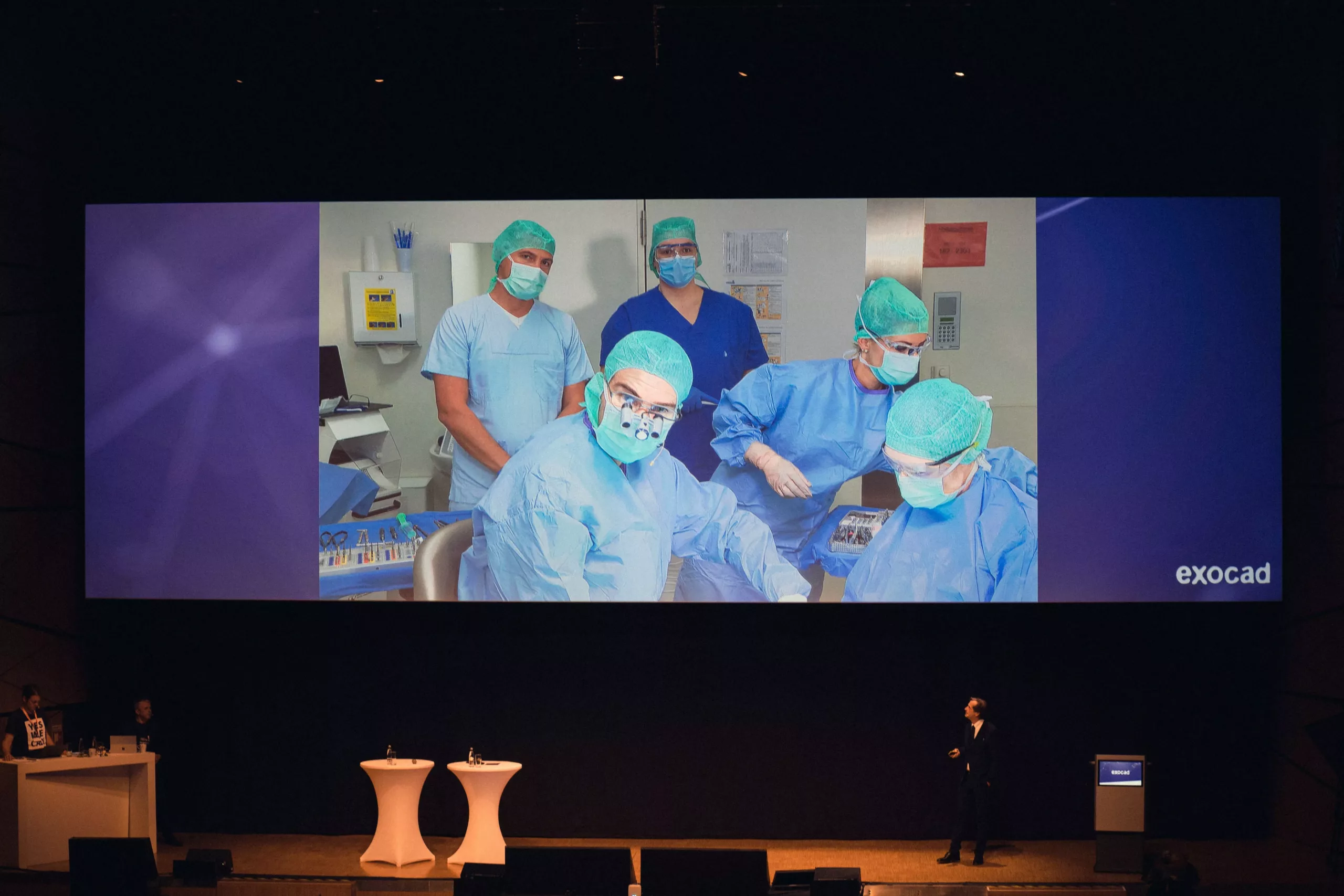 Die Videoübertragung der Live-OP mit Dr. Michael Berthold, Deutschland, war ein weiterer Programmhöhepunkt: Er inserierte die Implantate präzise wie mit der Software geplant und konnte sie sofort mit einem Provisorium versorgen. Die Live-OP fand im zahnärztlichen Versorgungszentrum Corolinum Plus an der Goethe Universität Frankfurt am Main statt.