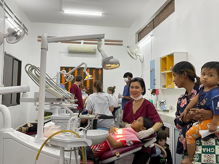 Vertreter von Mini Molars geben an, dass die Spende die Organisation in ihrer Arbeit unterstützt, Kindern in Kambodscha eine zahnmedizinische Versorgung zu ermöglichen, die sonst keinen Zugriff auf entsprechende Behandlungen haben.