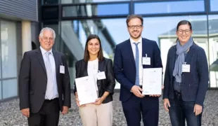Vergabe der Fördermittel aus dem DGR²Z-GC-Grant auf der 36. DGZ-Jahrestagung in Würzburg von links: Christian Kasperek, Dr. Laurentia Schuste, Dr. Konstantin Scholz und Prof. Dr. Anne-Katrin Lührs.