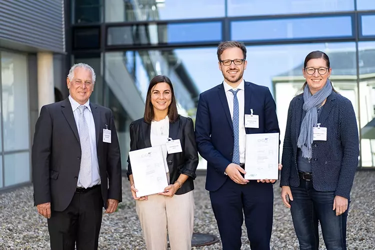 Vergabe der Fördermittel aus dem DGR²Z-GC-Grant auf der 36. DGZ-Jahrestagung in Würzburg von links: Christian Kasperek, Dr. Laurentia Schuste, Dr. Konstantin Scholz und Prof. Dr. Anne-Katrin Lührs.