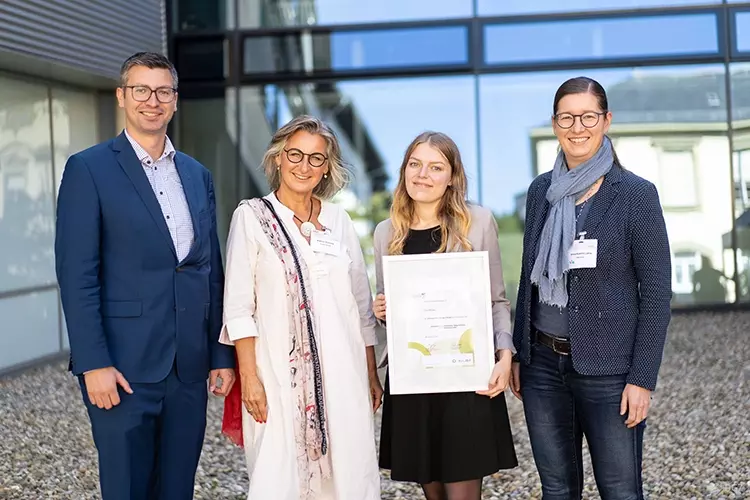 Vergabe der Fördermittel aus dem DGR²Z-Kulzer-Start auf der 36. DGZ-Jahrestagung 
in Würzburg
Von links: André Sauer und Kathrin Schneck (Kulzer GmbH), Ella Ohlsson (Empfängerin der Forschungs-
förderung, Regensburg, jetzt Erlangen), Prof. Dr. Anne-Katrin Lührs (Präsidentin der DGR²Z, Hannover)
