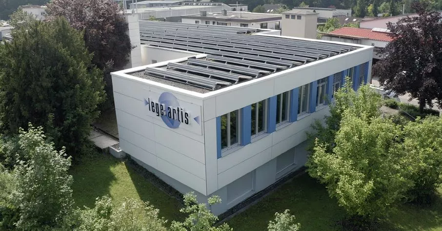 Die Firmenzentrale in Dettenhausen bei Stuttgart mit 287 Solarmodulen, welche dem Umweltschutz zuträglich sind.