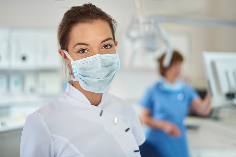 Ob für ZFAs, DHs, niedergelassene Zahnärztinnen und -ärzte oder Oralchirurginnen und -chirurgen in der Klinik: Bei den Weiterbildungsformaten von mectron ist mit Sicherheit für jeden ein passendes Angebot dabei.