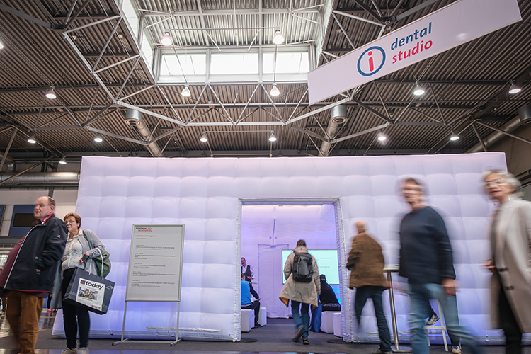 Das neue dental studio wurde vom Publikum hervorragend angenommen – hier bereicherten ausstellende Unternehmen der infotage FACHDENTAL das Rahmenprogramm in Leipzig mit spannenden Workshops, exklusiven Einblicken und interaktivem Erfahrungsaustausch.