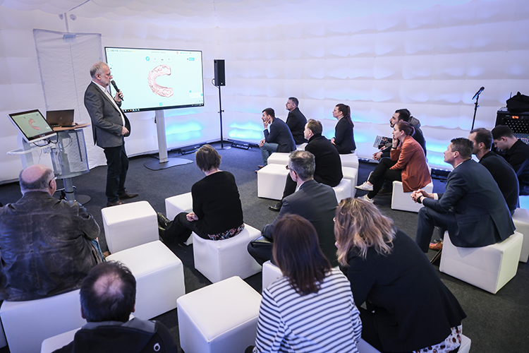 Das neue dental studio wurde vom Publikum hervorragend angenommen – hier bereicherten ausstellende Unternehmen der infotage FACHDENTAL das Rahmenprogramm in Leipzig mit spannenden Workshops, exklusiven Einblicken und interaktivem Erfahrungsaustausch.