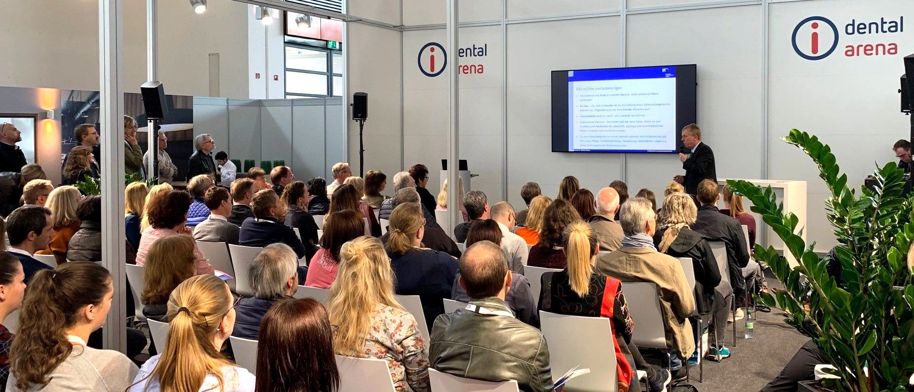 Der Vortrag von Herrn Dr. Rottner von der BLZK mit dem Thema „Fit für die Praxisbegehung“ war in der dental arena besonders gut besucht.