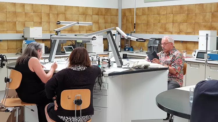 Horst-Dieter-Deusser, Vizepräsident der Stiftung und Obermeister der Zahntechniker Innung Rhein-Main, registriert die Ergebnisse.