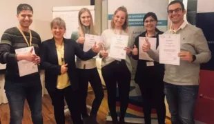 Zahnärztin Kerstin Jäger Msc. Msc. mit erfolgreichen Teilnehmern des Sport-Curriculums.