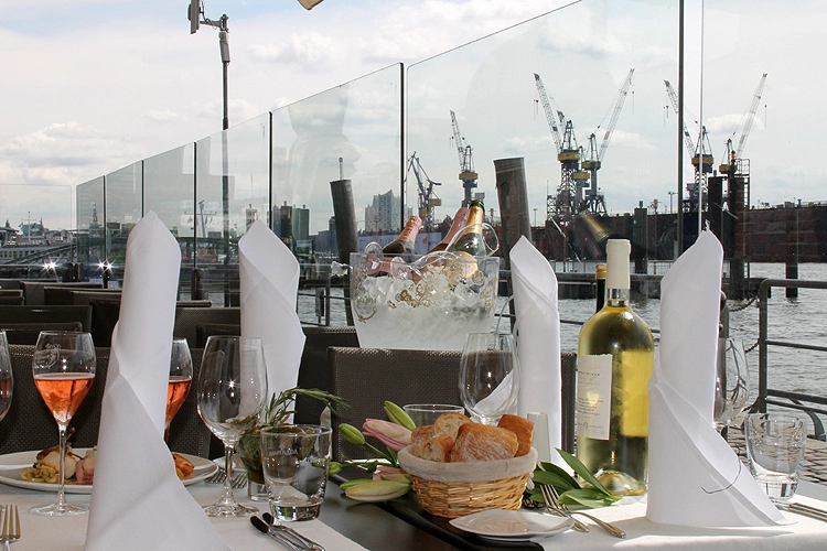 Hamburger In-Location „La Vela“ direkt an der Elbe.