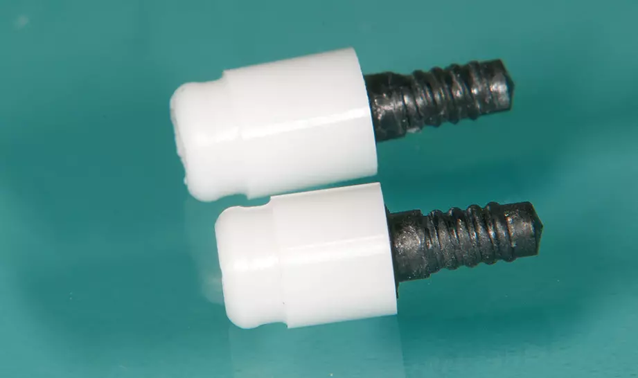 Abb. 24: Die Docklocs® Zirkon Abutments aus Zirkondioxid mit Vicarbo-Schraube.