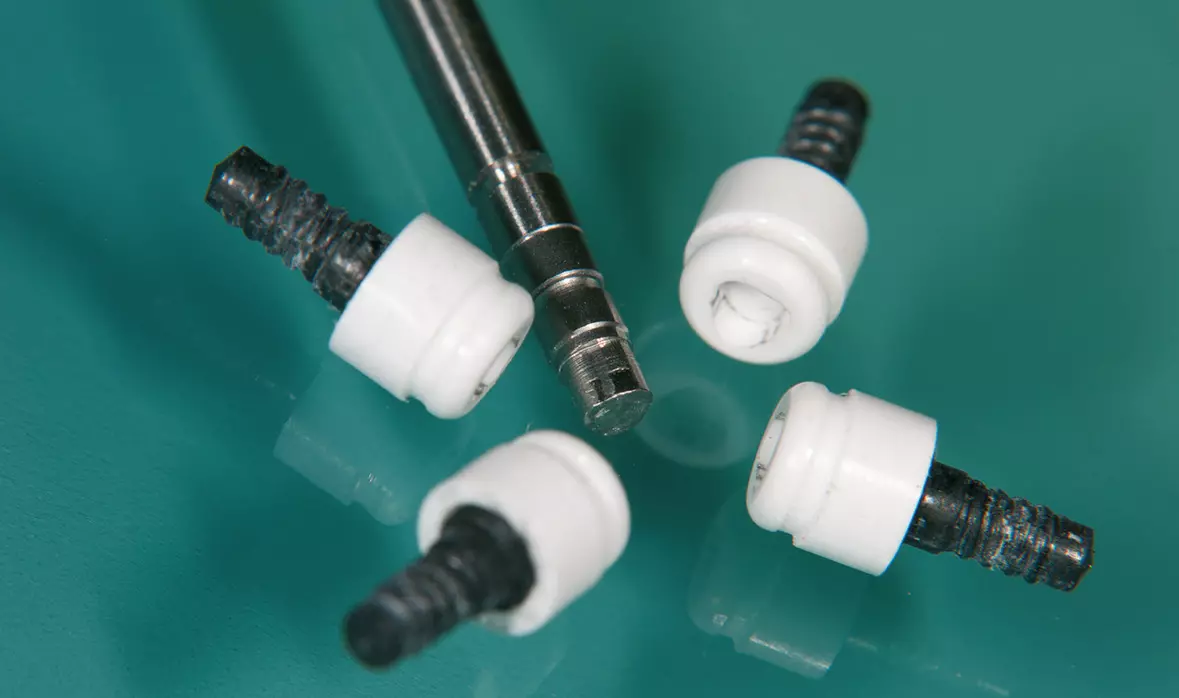 Abb. 42: Docklocs-Abutments mit Eindrehinstrument.