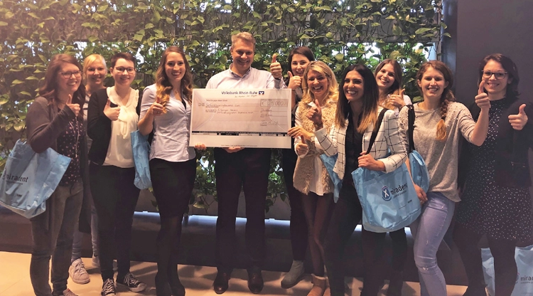 Die 10 Gewinnerinnen des miradent DH-Förderprogramms 2018 zur symbolischen Überreichung der finanziellen Unterstützung.